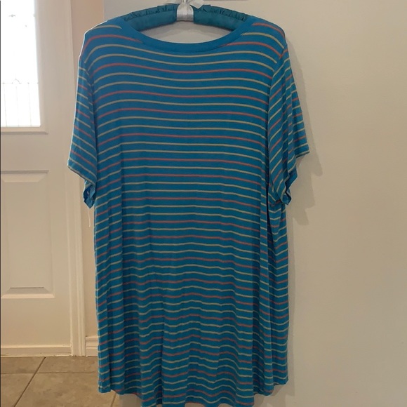 LuLa Roe plus size women’s V-neck top - Picture 3 of 6